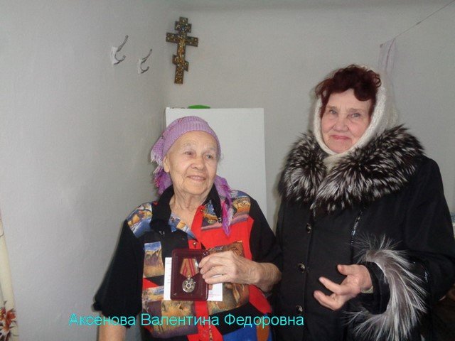Вручение медалей ветеранам на дому