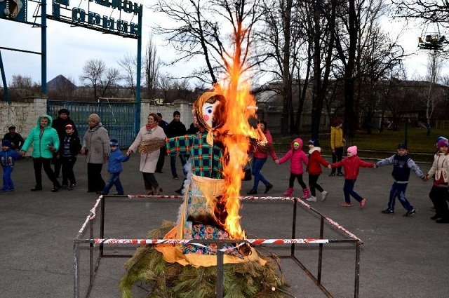 Шагала по стране широкая Масленица